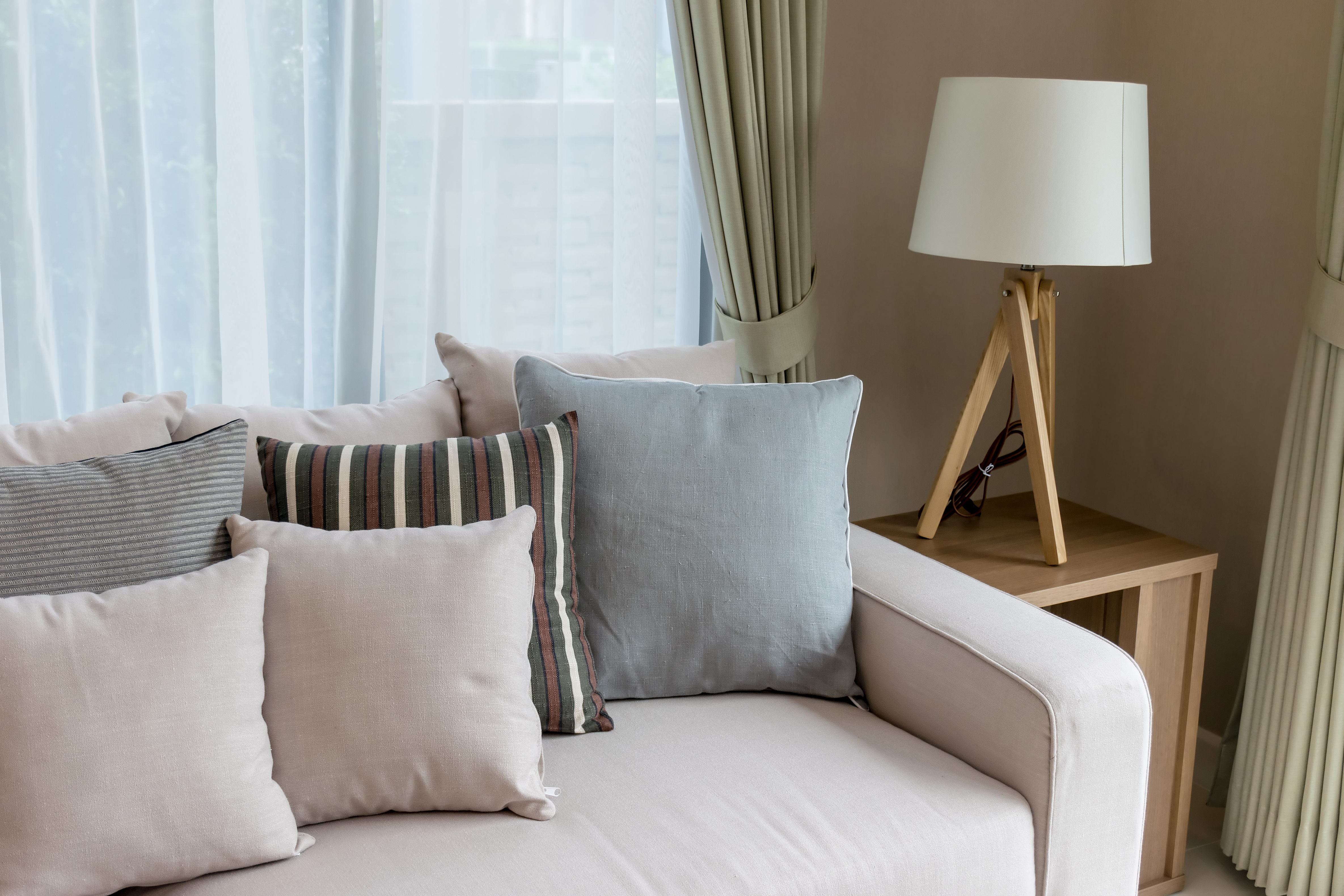 diseño de sala de estar moderno con sofá y lámpara de madera
